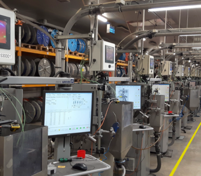 Nombreuses chaînes de production semi-automatisées de ressorts pour aérosols - Numerous semi-automated production lines for aerosol springs